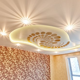 Бежов резбован таван