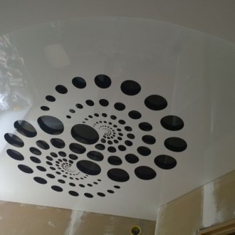 Резбован опънат таван с декор