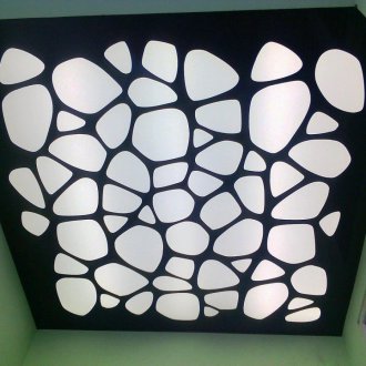 Резбован опънат таван в интериора