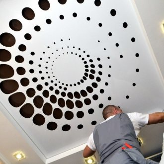 Монтиране на резбован опънат таван