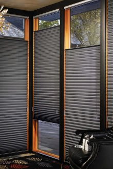 Черни необичайни завеси за интериора на залата