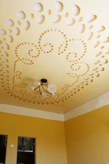 Резбован стреч жълт таван