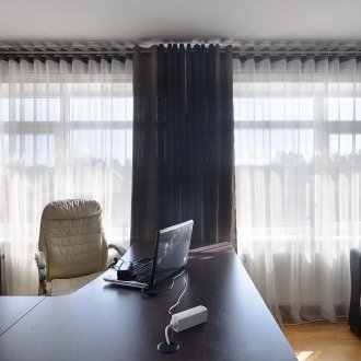 Светли черни завеси на улеите за хола