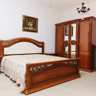 Bed walnut dengan hiasan logam