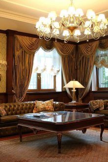 Кафяви завеси с ламбрекени в класически интериор за всекидневна