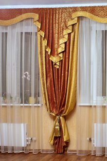 Стилни завеси с ламбрекен за залата