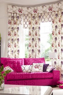 Ярки флорални завеси с ламбрекен във всекидневната