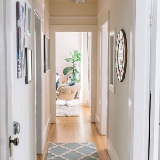 Полилей под формата на цвете в коридора