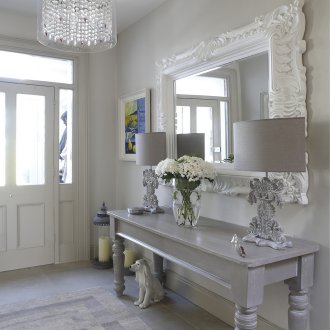 Полилей в интериора на коридора