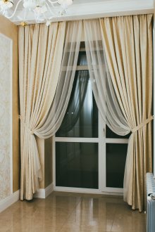 Грациозни бежови завеси за хола с балкон