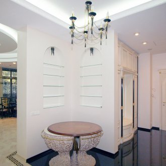 Полилей със свещи в коридора