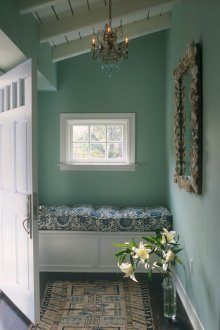 Полилей в коридора на селска къща