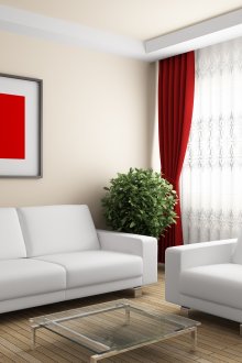 Червени завеси в спокойния интериор на хола