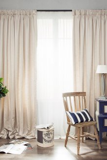 Бежови дълги завеси в селски интериор на всекидневната