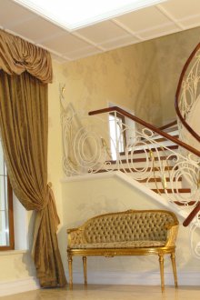 Златисто кафяви завеси с ламбрекени за хола