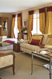 Червени и жълти завеси в интериора на хола в селски стил