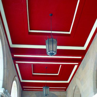 Червен таван в коридора
