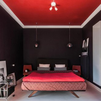 Червен таван в спалнята