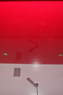 Червен таван в банята