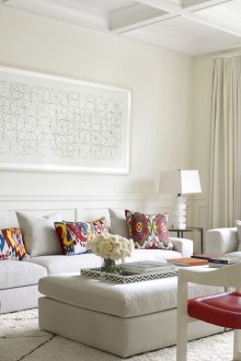 Бели завеси в светъл дизайн на хол