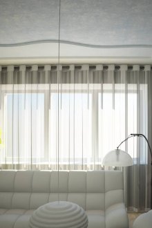 Прозрачни бели завеси за залата