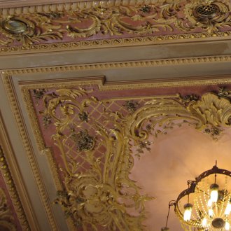 Мазилка от гипс с позлата на тавана