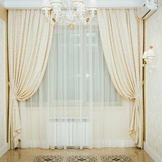 Стилни бежови завеси с модел в хола