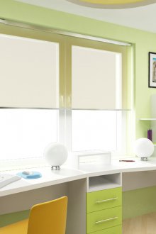 Маса за дете близо до прозореца