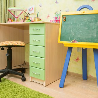 Маса с чекмеджета за дете