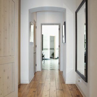 Дървен под в коридора