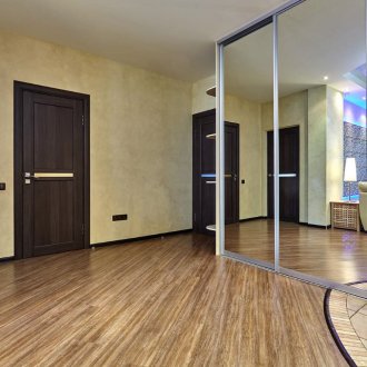 Поставен ламиниран паркет в коридора