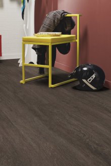 Тъмен ламинат в коридора