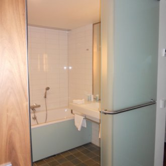 Плъзгаща се врата към банята