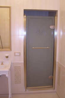 Стъклена врата към банята