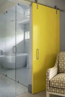 Жълта врата за баня