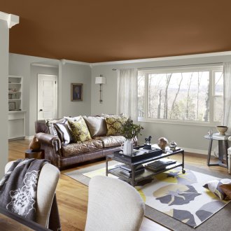 Кафяв таван в хола