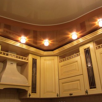 Кафяв дуплекс таван в кухнята