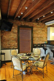 Таван от кафяво дърво в стил кънтри