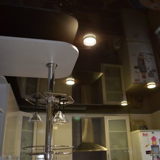 Кафяв таван за опъване в интериора