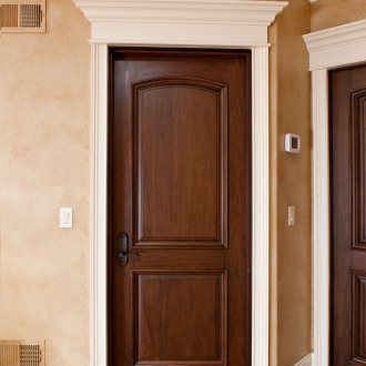 Кафява врата в класически стил