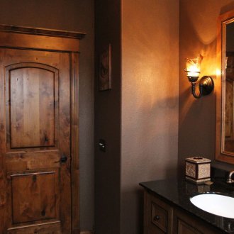 Кафява врата в стил кънтри