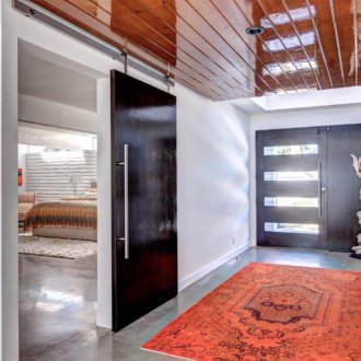 Кафява врата за боядисване