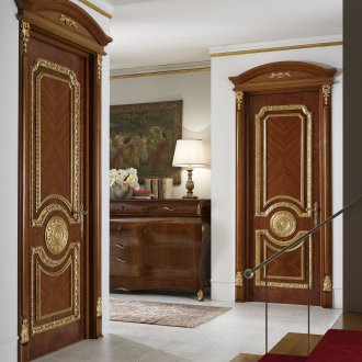 Кафява врата с позлата