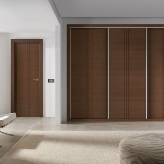 Кафява врата на шкафа