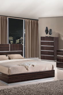 Glossy ethnic style bedroom