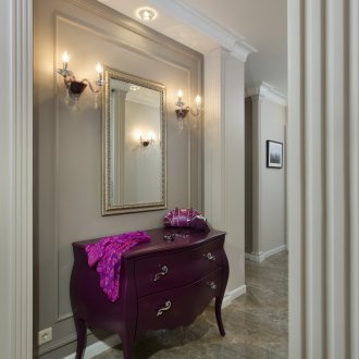 Лилав скрин в коридора