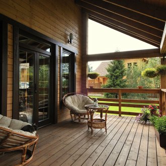 Abgeschrägte Decke auf der Veranda