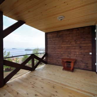 Kieferndecke auf der Veranda