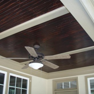 Dunkle Decke auf der Veranda