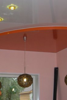 Двуцветен комбиниран таван